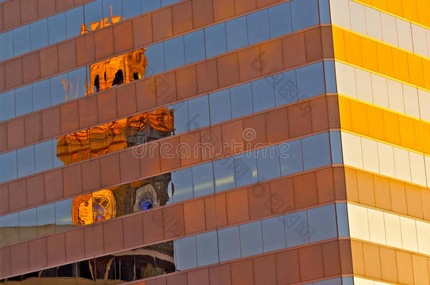 城市画布：摩天大楼墙上扭曲的钟楼倒影。
