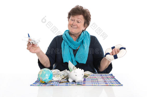 孤独快乐的老年妇女或养老金<strong>领取</strong>者-旅行的金钱概念。