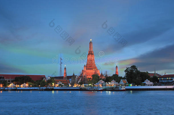 泰国曼谷日落时湄南河对岸阿伦的黄昏时间
