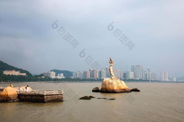 珠海情侣路海滨珠海渔夫女孩雕塑像