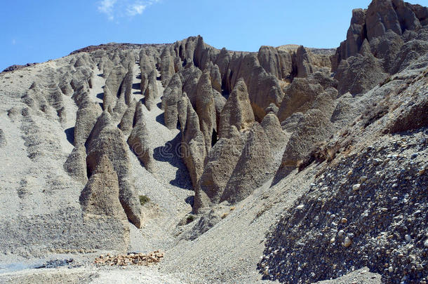 去往上野马洛城首府的路上有一座山-