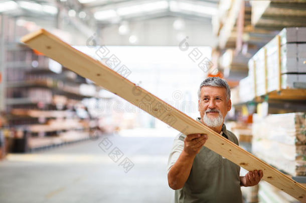 在diy商店买建筑木材的男人