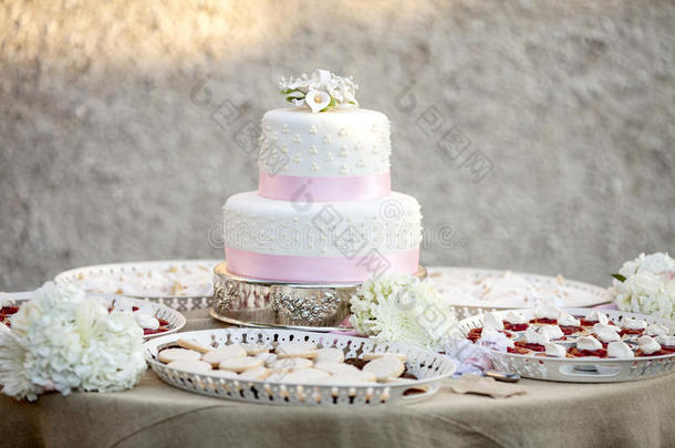 简单的双层婚礼蛋糕