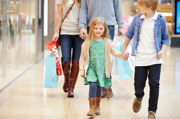孩子们和父母一起去购物中心