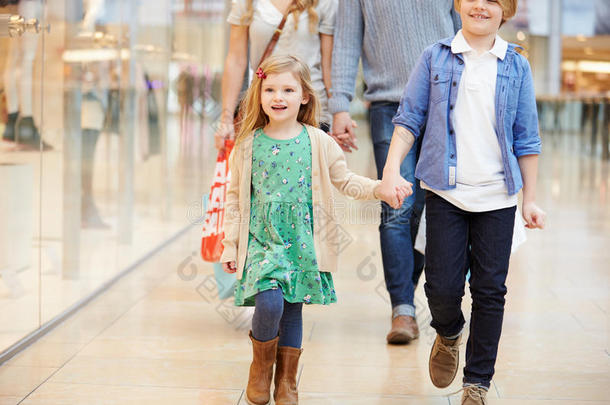 孩子们和父母一起去购物中心