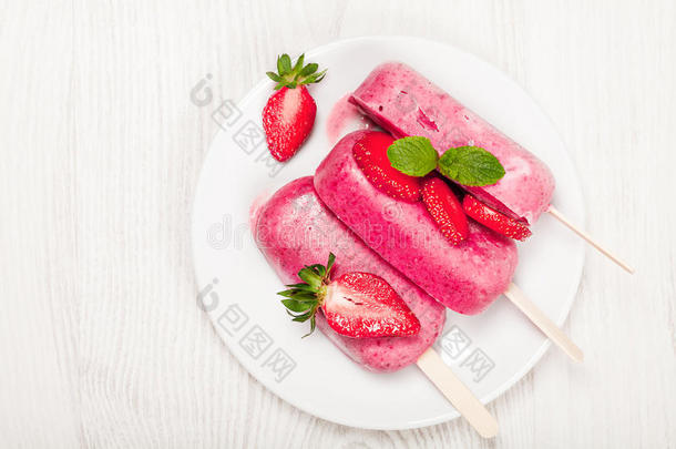 浅背景草莓冰激凌