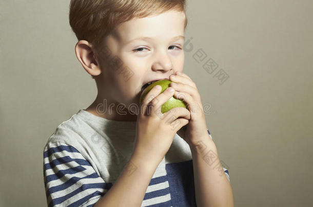 有趣的<strong>儿童</strong>饮食小苹果青苹果男孩。保健<strong>食品</strong>。水果