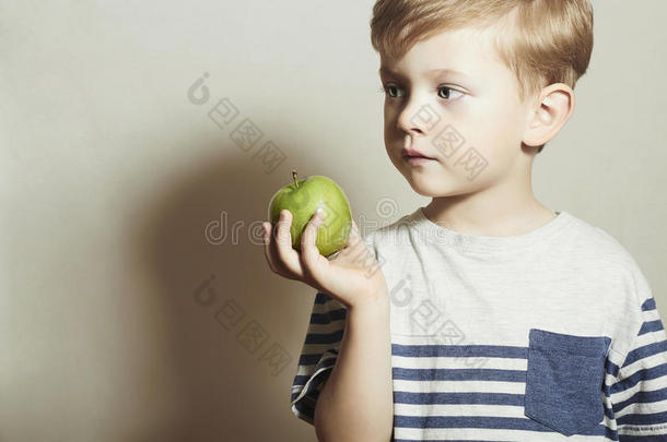 吃小孩小苹果青苹果男孩。<strong>保健食品</strong>。水果。好好享用这顿饭