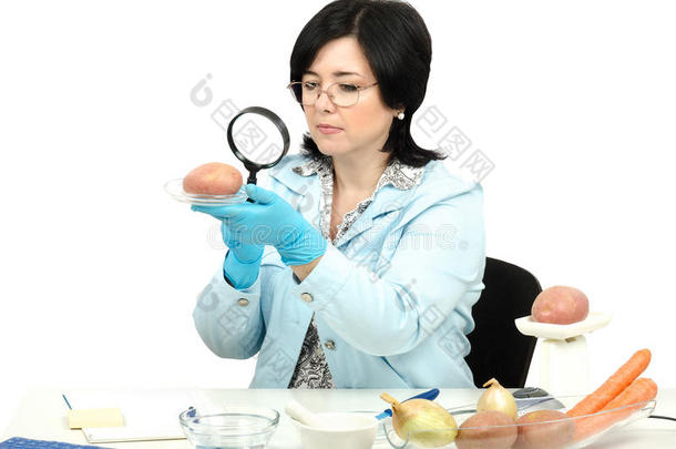 专家在实验室里仔细观察土豆