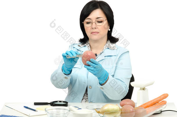 在实验室里测量红薯的专家