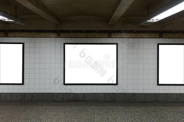 隧道里有三块白色的空白广告牌。
