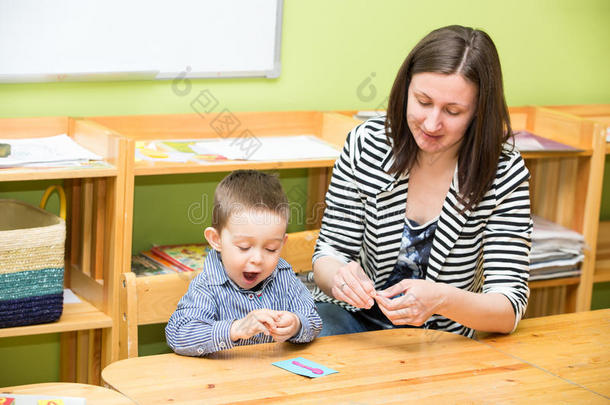 幼儿园里，妈妈和孩子们一起在幼儿园用铅笔画画