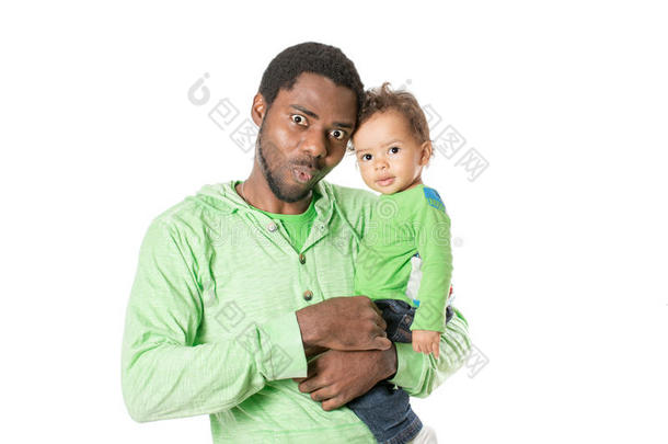 快乐的黑人父亲和孩子依偎在孤立的白色背景下。