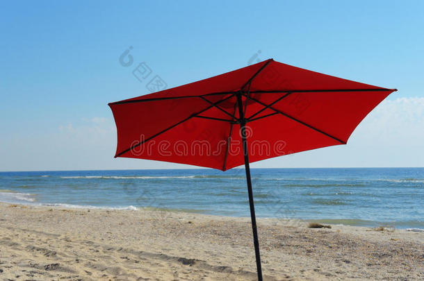 阳光明媚的沙滩伞，背景是大海