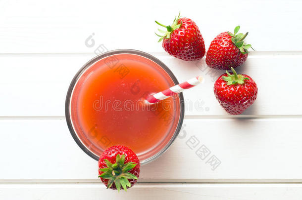 玻璃杯<strong>草莓汁</strong>