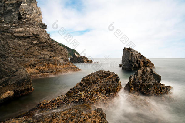岩石海岸，岩石海岸和丝般光滑的海水效果。