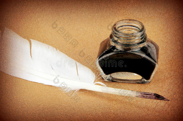 羽毛笔和玻璃墨水瓶