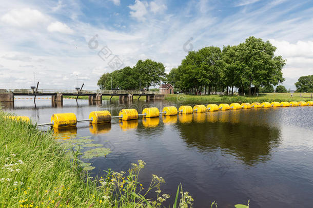 荷兰维希特河带浮式<strong>路障</strong>的拦河坝