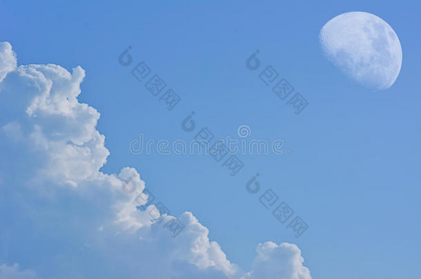 蓝天上有月亮的白云