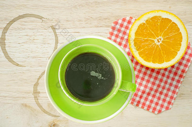 一杯咖啡和切片橙色（咖啡休息）