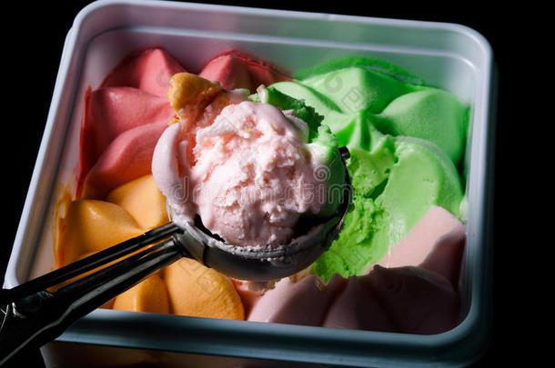 容器里有<strong>彩色冰淇淋</strong>
