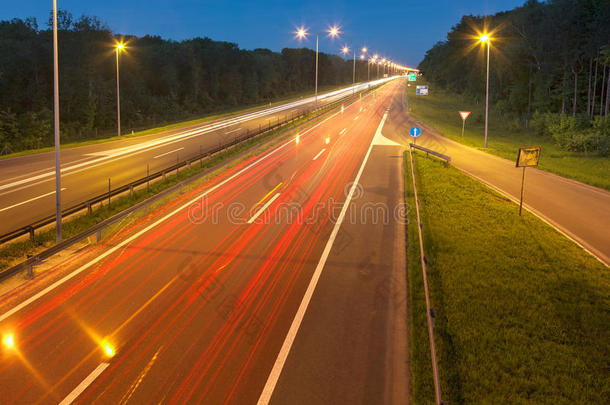 高速公路上有灯光痕迹的长曝光照片