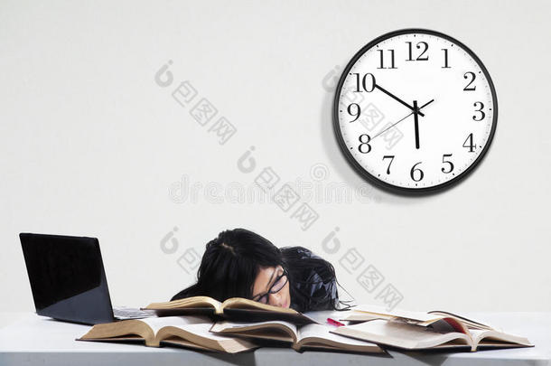 在学习时间睡觉的学生