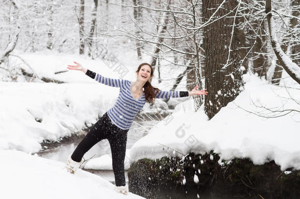 在雪地公园散步的<strong>年轻孕妇</strong>