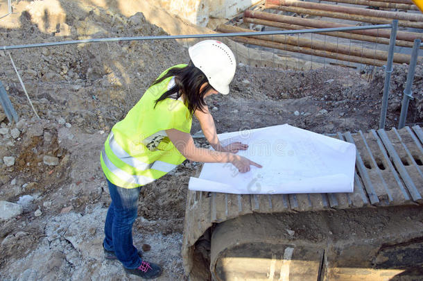 建筑工程施工现场的年轻女建筑师