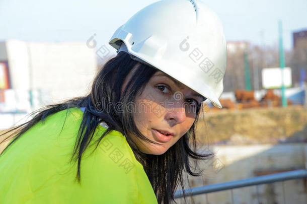 建筑工程施工现场的年轻女建筑师