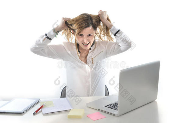 绝望的女商人在工作压力下使用电脑