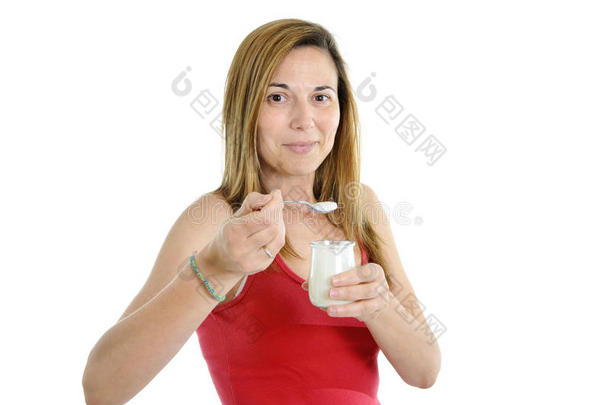 快乐迷人的40多岁的成熟女人吃酸奶的健康理念