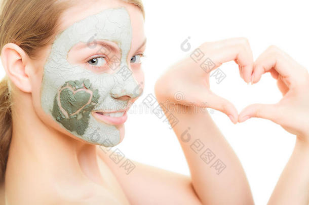 皮肤护理。脸上戴着泥巴面具的女人。美女。