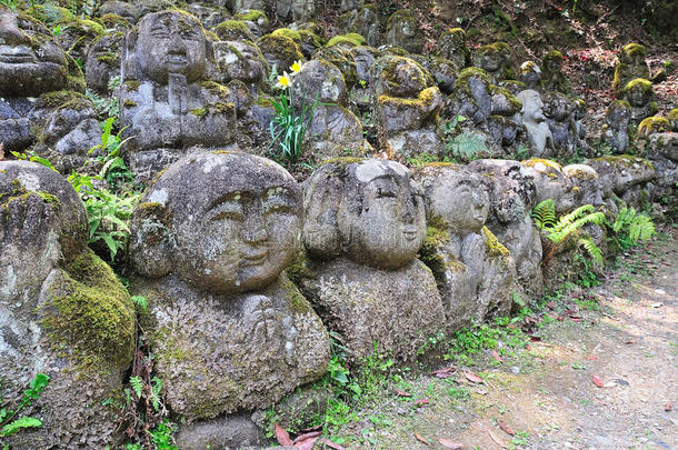 阿拉的大田嫩布次吉寺的拉康石雕像