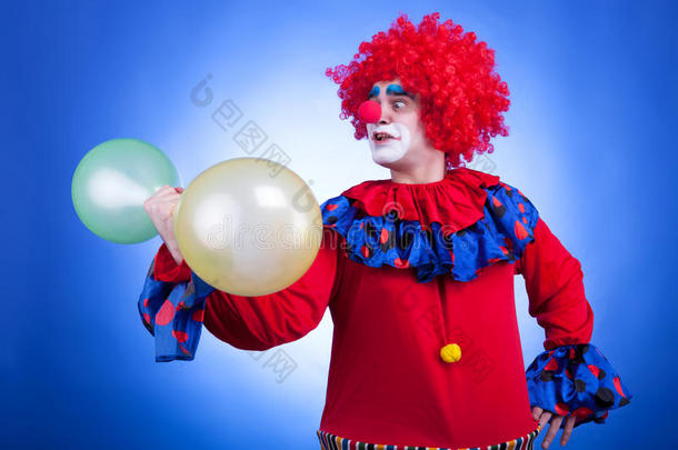 蓝色背景上手拿气球的小丑