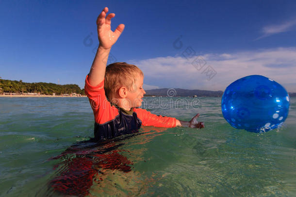 小男孩在水里打球