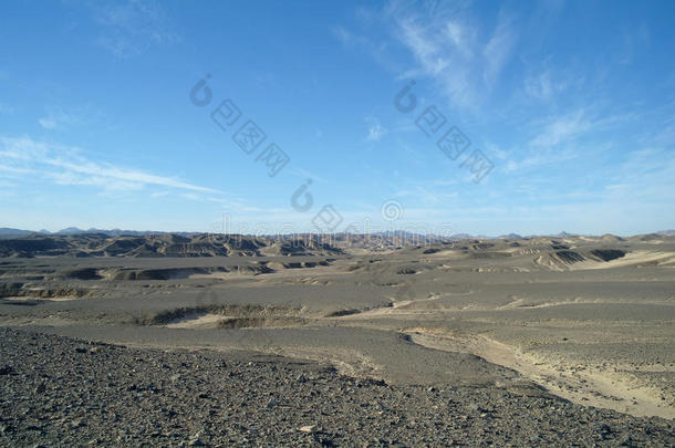 埃及沙漠和蓝天。