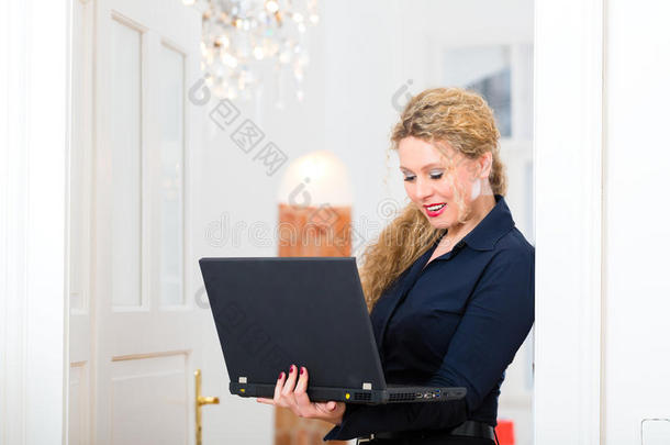 网上约会-下班后在家的女人