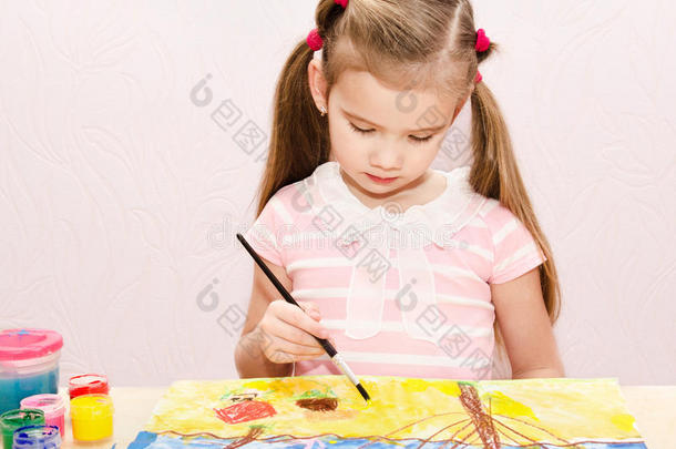 可爱的小女孩用颜料和画笔画画