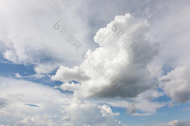 天空中的大片云彩