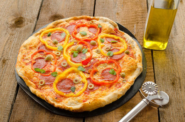 意大利披萨配辣椒、意大利香肠和橄榄