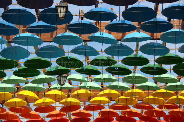 不同颜色的伞