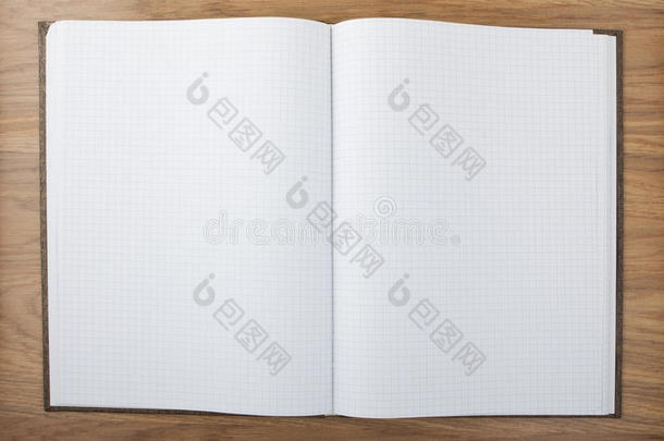 桌子上的空白方形笔记本。