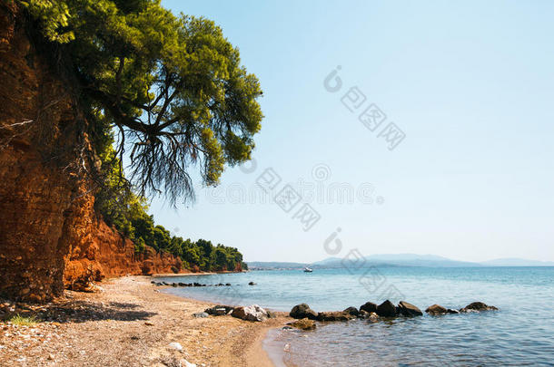 希腊梅莫福西的海滩，有红色的土地和绿色的松树
