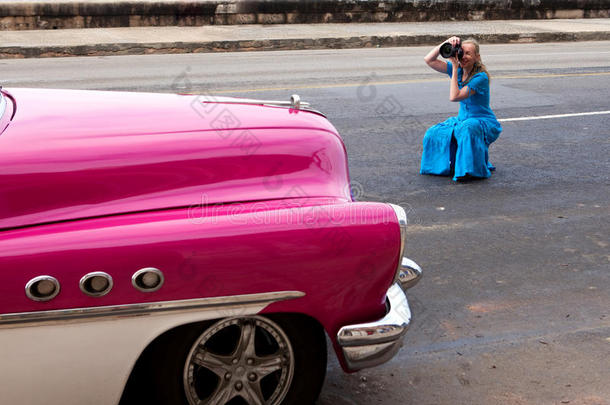 2013年1月27日，古巴哈瓦那老城区，这名妇女在马列孔<strong>街拍</strong>摄这辆古车