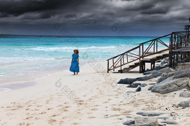 那个穿着蓝色长裙的女人在狂风暴雨的海浪中