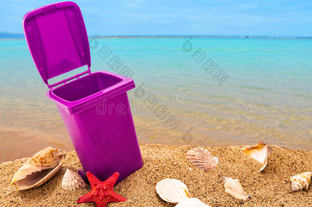 干净的沙子和贝壳上的垃圾桶