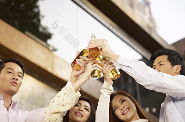 亚洲年轻人用啤酒庆祝