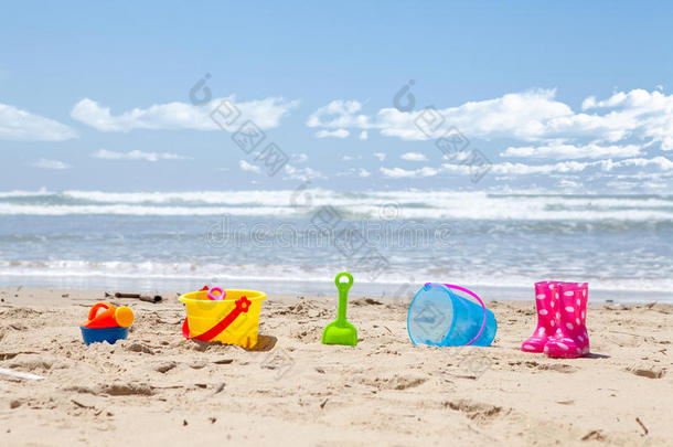海滩上色彩鲜艳的塑料沙滩玩具