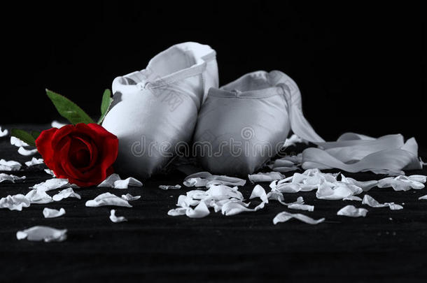 旧芭蕾拖鞋躺在地板上红玫瑰艺术转换